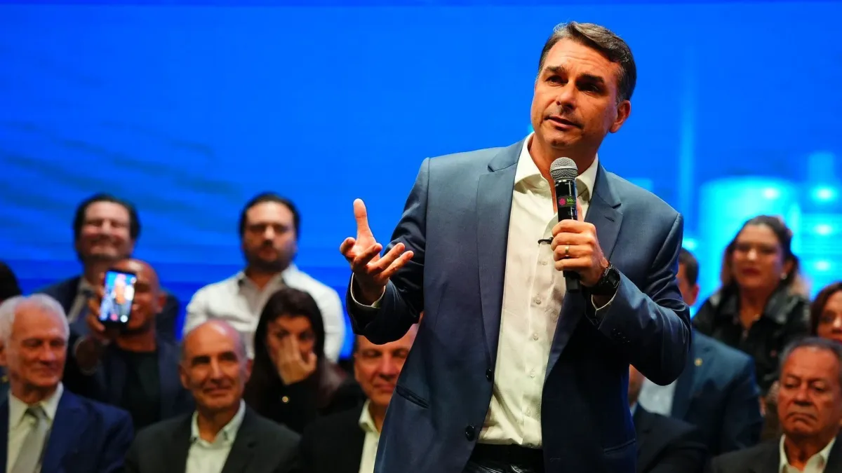 Flávio Bolsonaro intensifica ofensiva no TSE com novas ações sobre redes sociais e rádio pública
